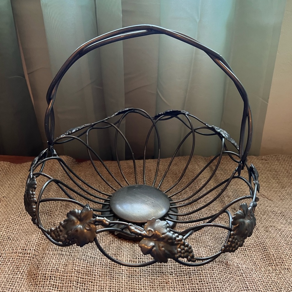 🥰 Vintage Extra Large Black Metal 1990’s Mediterranean Wire Basket W 14” D 7”